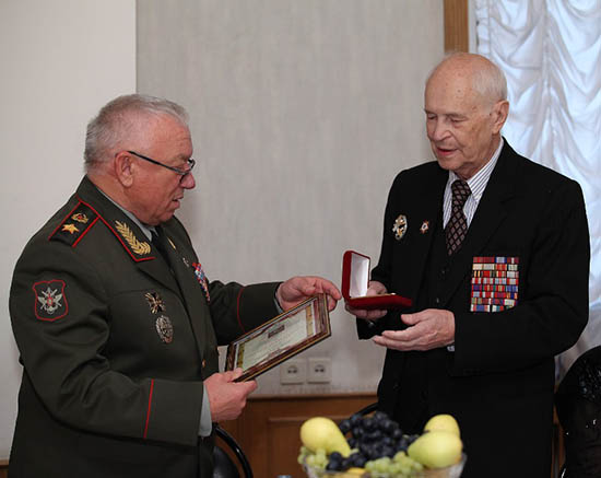 От всех Министров внутренних дел юбиляра поздравил Анатолий Куликов и вручил ему орден Клуба военачальников РФ. От всех Министров внутренних дел юбиляра поздравил Анатолий Куликов и вручил ему орден Клуба военачальников РФ.