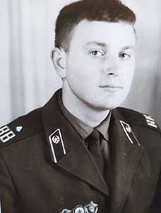 21957