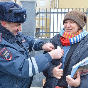ПАТРУЛЬ У ШКОЛЬНОГО КРЫЛЬЦА